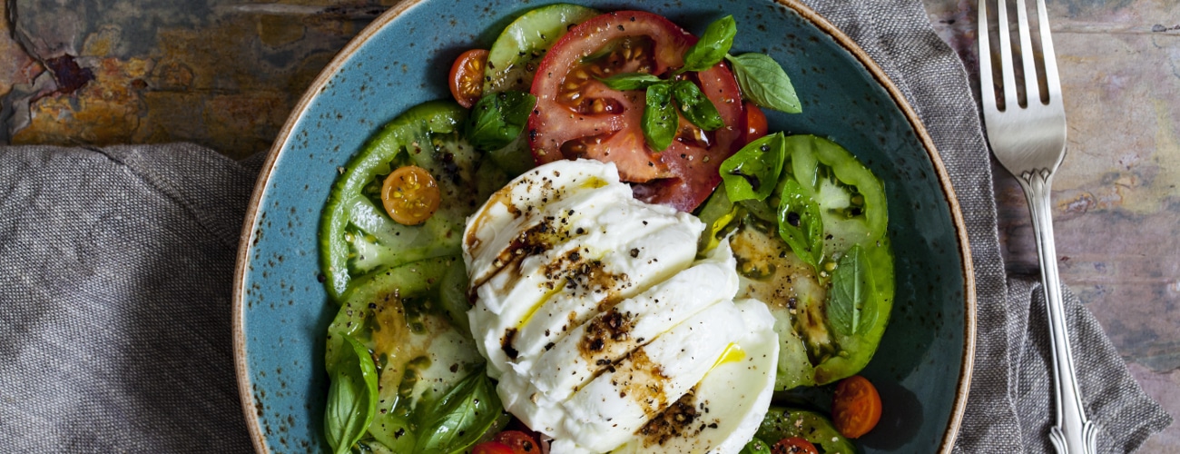 ITALIAN SALAD WITH TOMATO, MOZZARELLA, CUCUMBER, PEPPERS AND AROMATIC SPICES